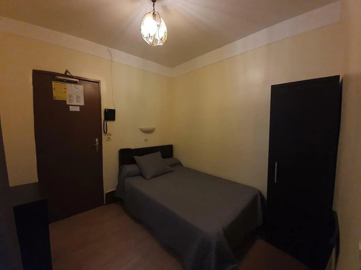Hotel Anya Paris 2*,